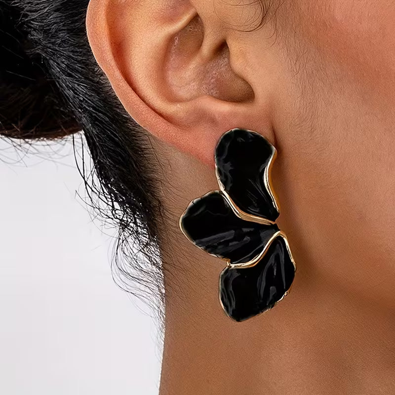 Pendientes Flor Dorados – El toque elegante que transforma tu rostro