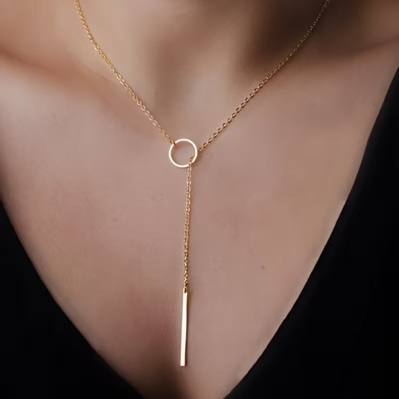 Collar Corbatero Aro y Barra – El detalle minimalista que estiliza tu escote