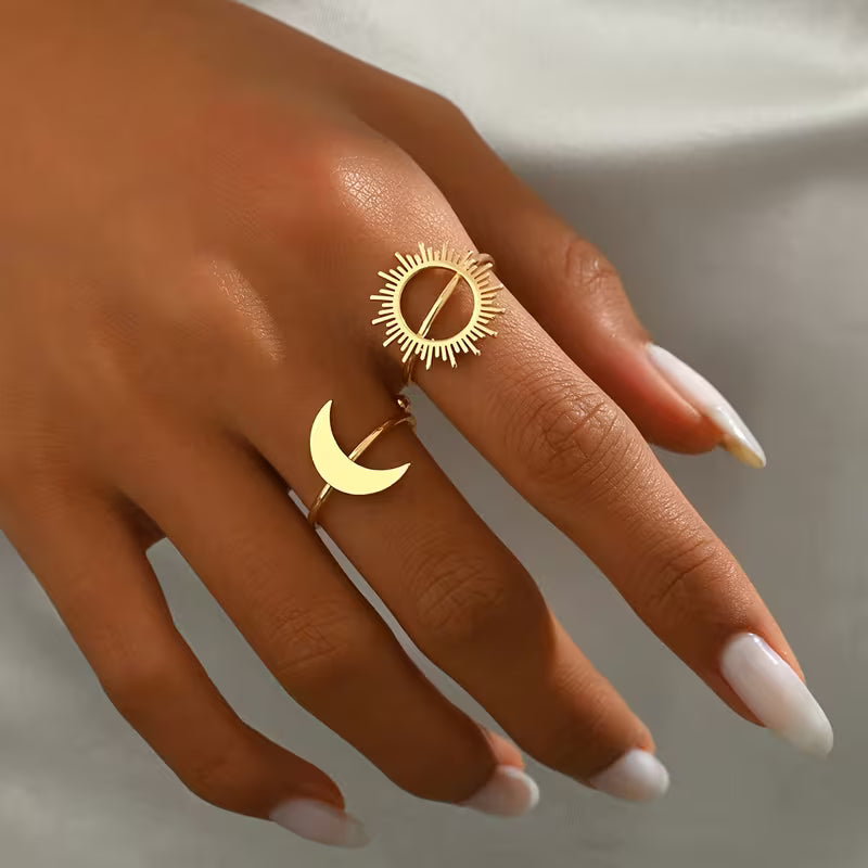 Anillos Sol y Luna Dorados – El dúo que hace brillar tus manos