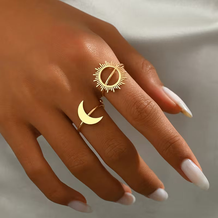 Anillos Sol y Luna Dorados – El dúo que hace brillar tus manos