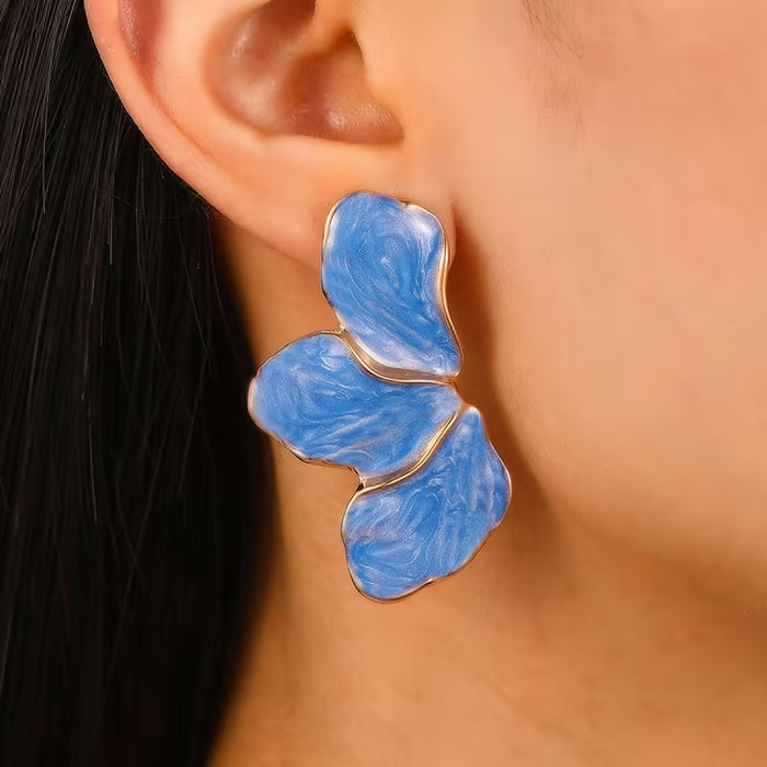 Pendientes Flor Dorados – El toque elegante que transforma tu rostro