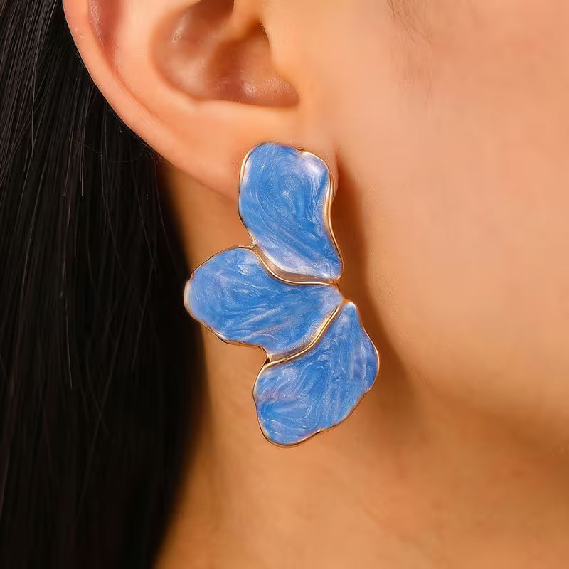 Pendientes Flor Dorados – El toque elegante que transforma tu rostro