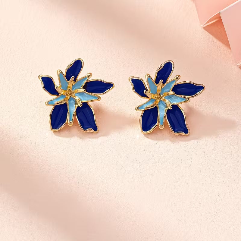 Pendientes Flor Azul Dorados – El detalle que ilumina tu rostro
