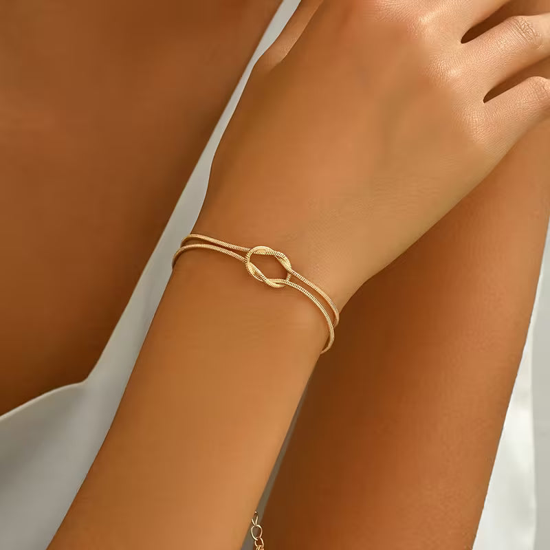 Pulsera Dorada con Medallón – El detalle elegante que hace brillar tu muñeca