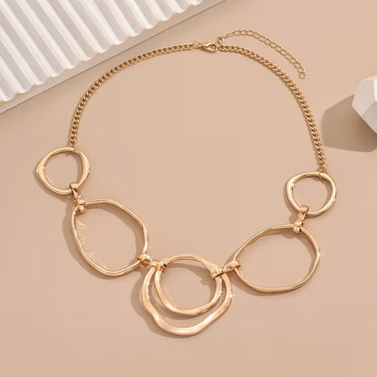 Collar Dorado Aros Irregulares – El accesorio que convierte cualquier look en elegante