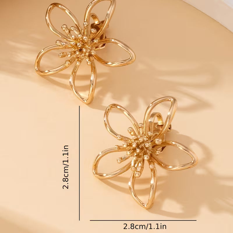 Pendientes Flor Dorada – El detalle elegante que ilumina tu rostro
