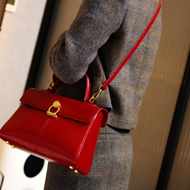 Bolso de Mano Estructurado Rojo Herraje Dorado