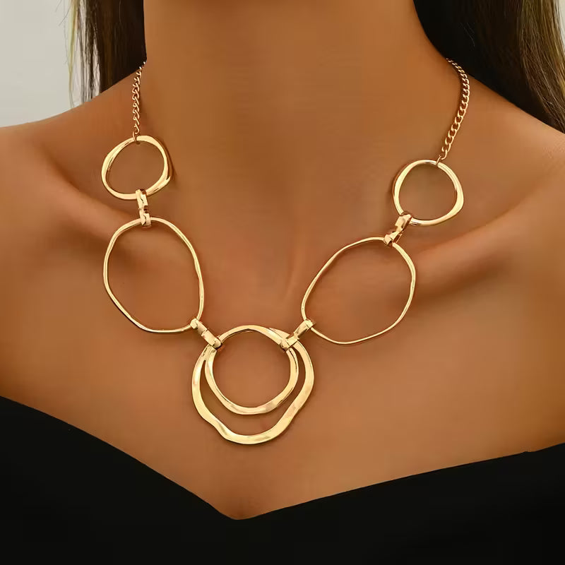 Collar Dorado Aros Irregulares – El accesorio que convierte cualquier look en elegante