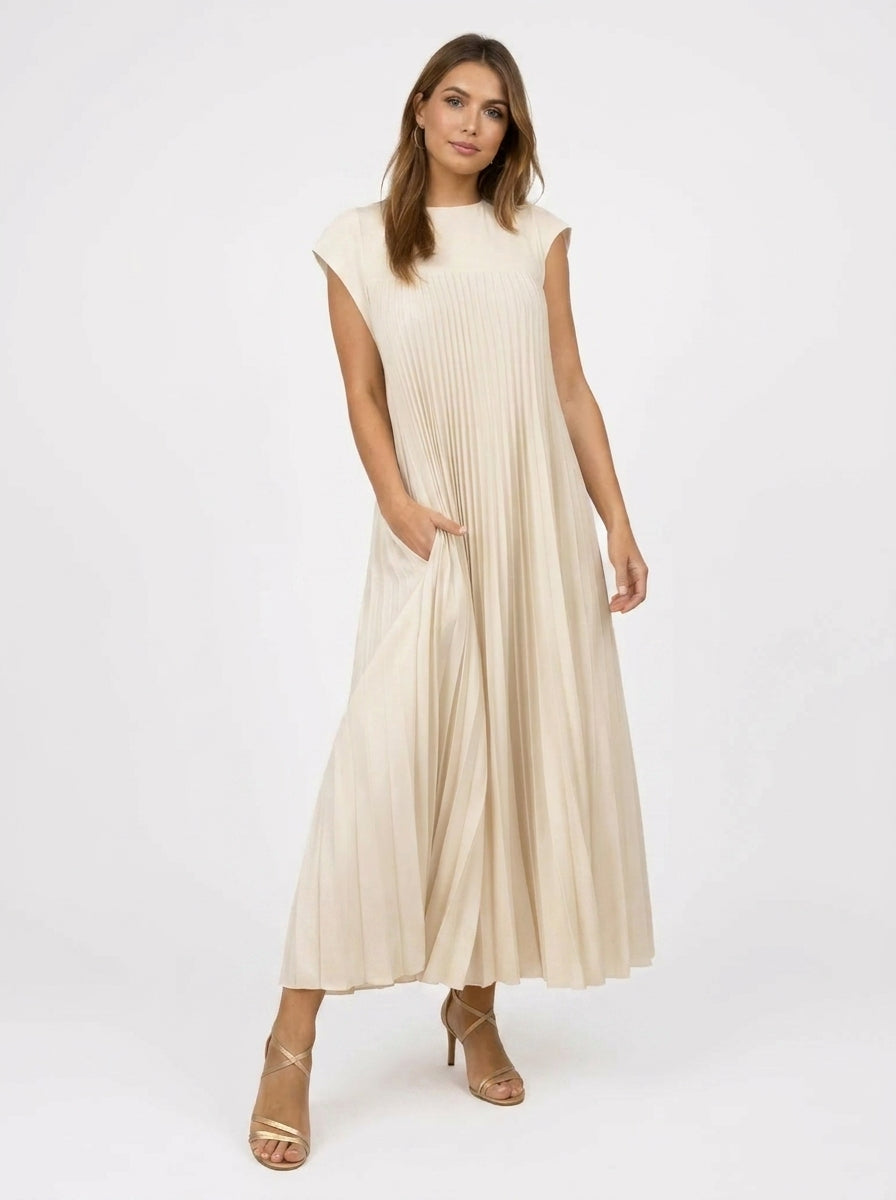 Vestido Blanco Plisado de Corte Fluido