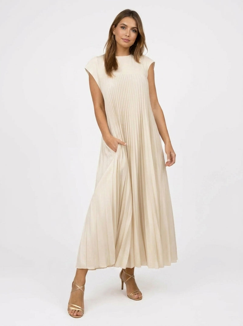 Vestido Blanco Plisado de Corte Fluido