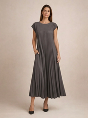 Vestido Blanco Plisado de Corte Fluido